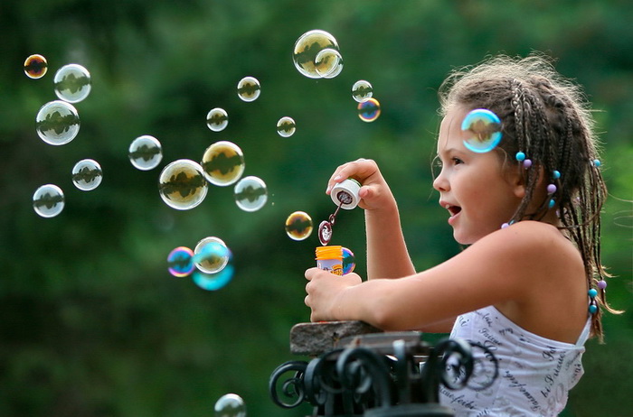 Девочка пускает пузыри