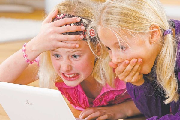Девочки смотрят интернет