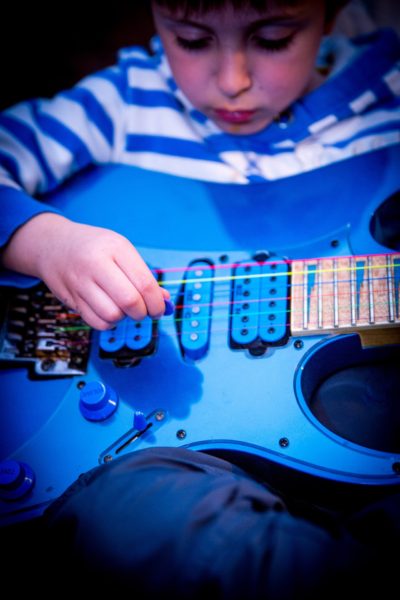 Учимся с ребенком играть на гитаре