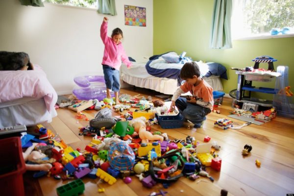 Как приучить ребенка убирать за собой игрушки