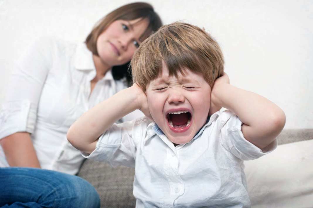 Ребенок крича, игнорирует маму