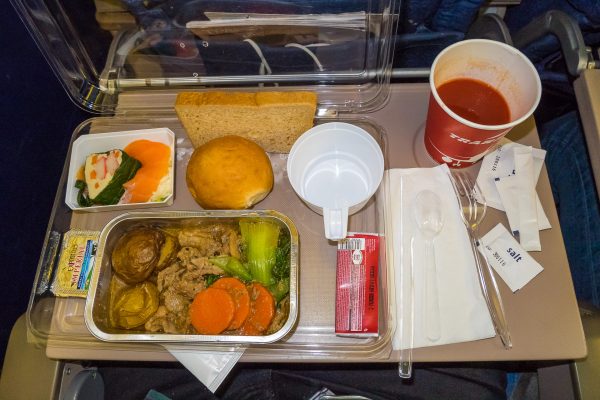 Пилот рассказал о питании на борту самолета - это опасно для здоровья