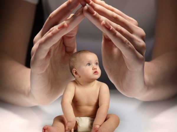 Здоровому новорожденному сделали прививки против воли матери - она в ярости и мы тоже