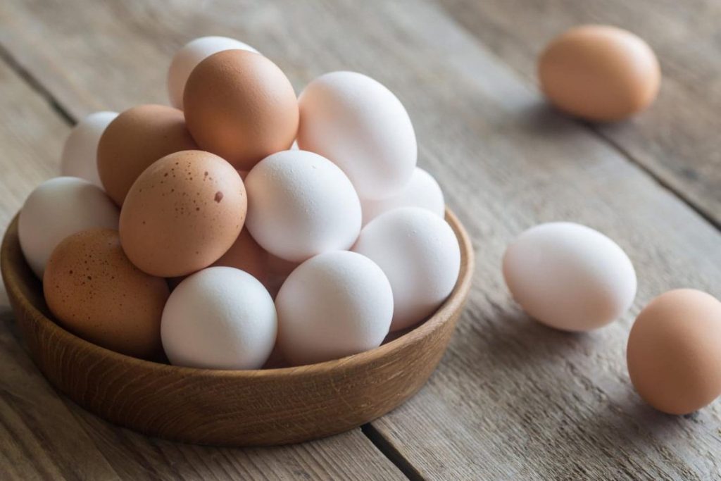 Куриные яйца в рационе малыша: когда, сколько и какие яйца давать ребенку