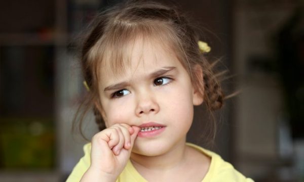 Почему ребенок грызет ногти и как его отучить от этой вредной привычки