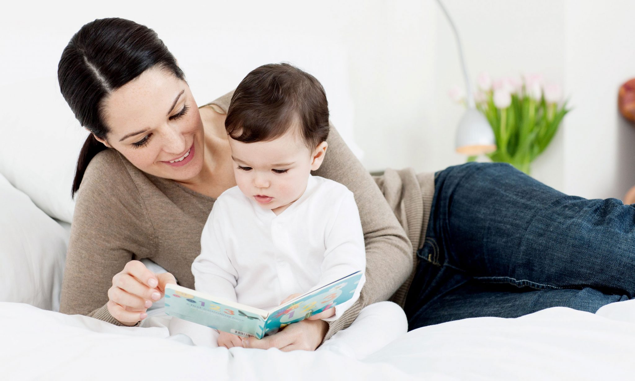 Мама читает детям картинки. Чтение детей с родителями. Мама читает ребенку. Родители читают. Дети читают.