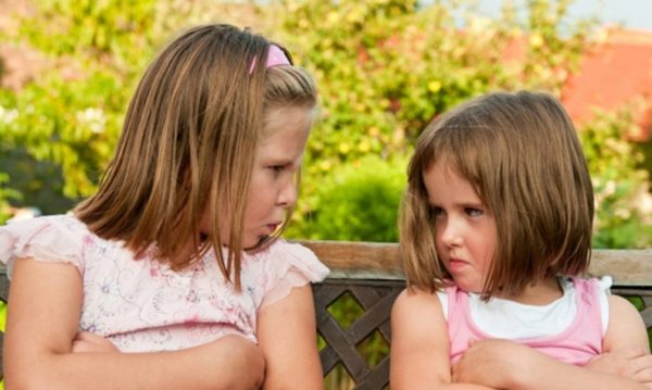 Почему ребенок не хочет дружить с другими детьми
