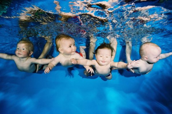 Дети плавают