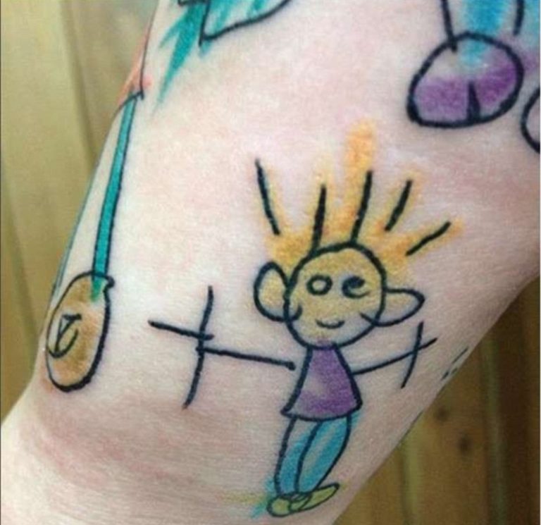 Новое странное западное увлечение: родители набивают тату с рисунками своих детей