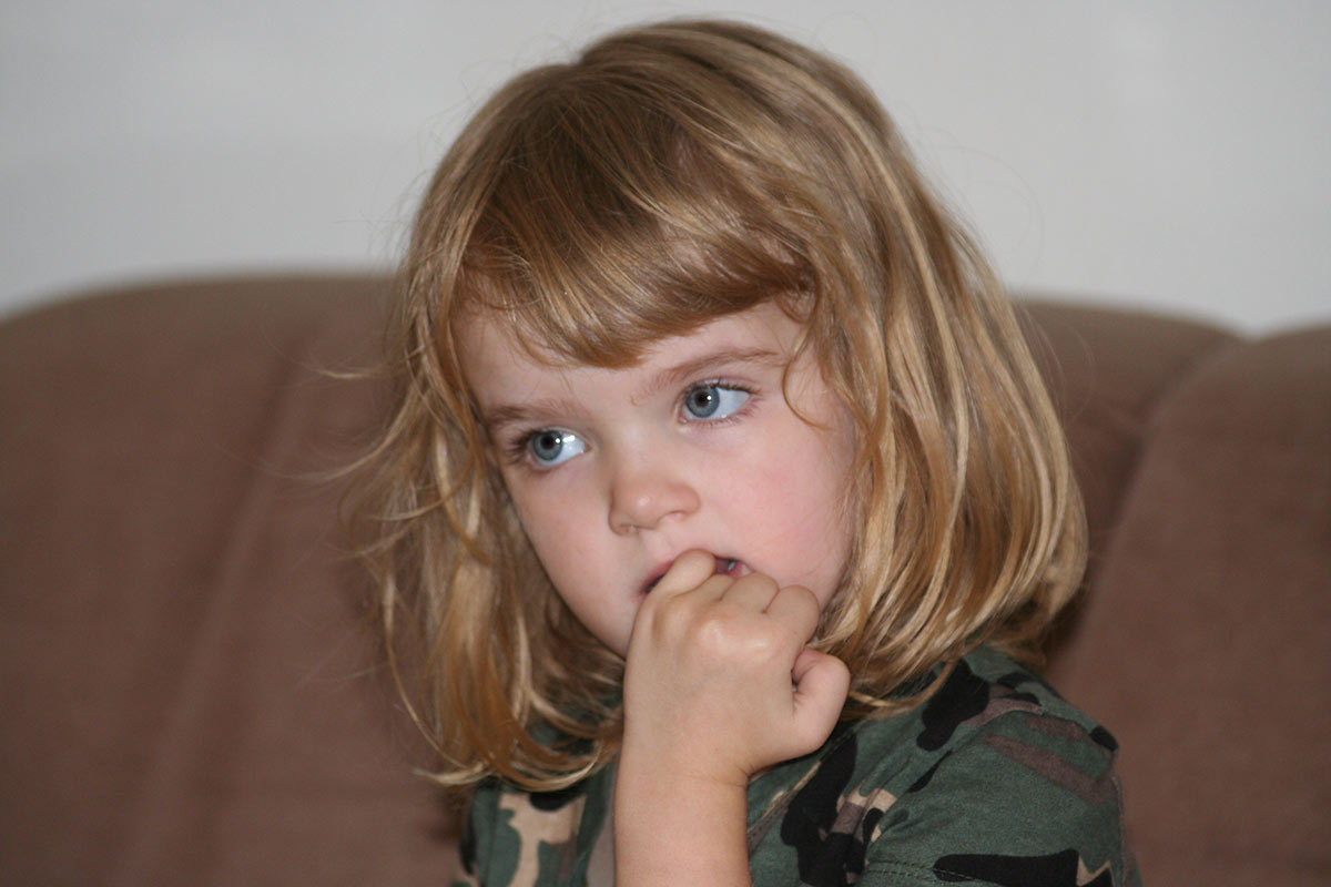 Ребенок грызет ногти: 5 серьезных причин и совет Комаровского