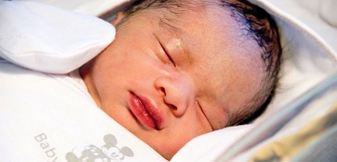 Малыш во сне сильно потеет - почему и чем помочь