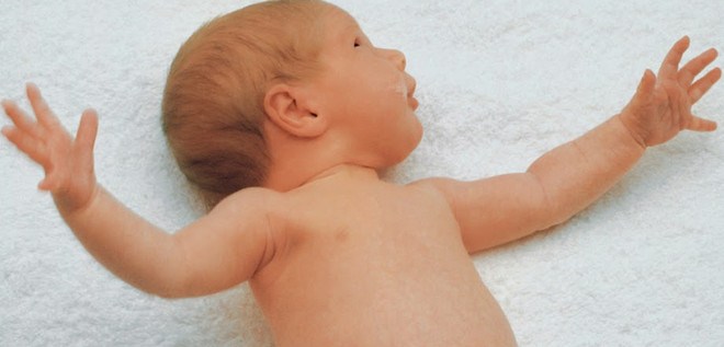 8 знаков тела грудничка, которые послужат подсказкой маме