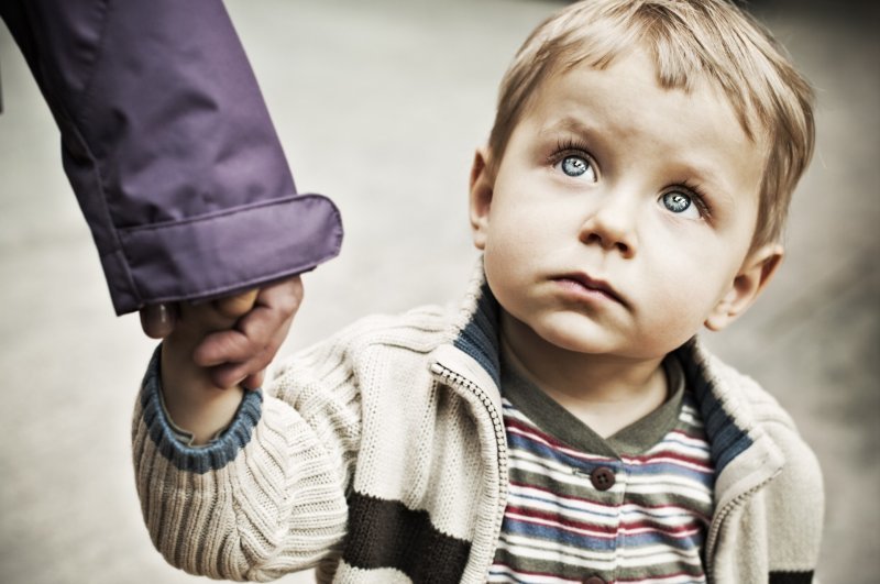 Ребенок не боится чужих людей: как обеспечить его безопасность - совет практикующего психолога