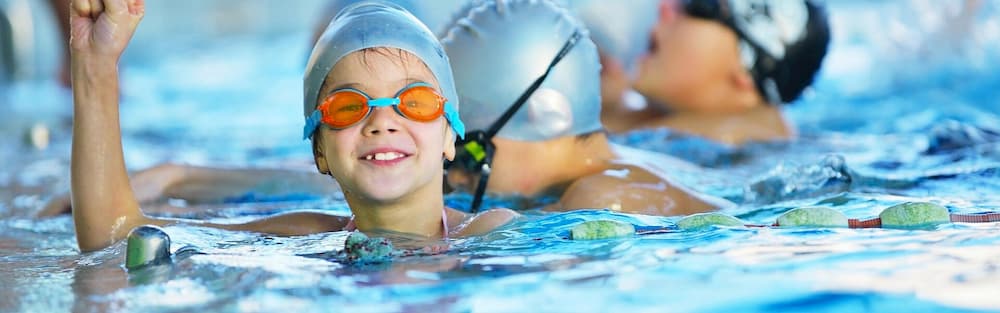 Обучение ребенка в школе плавания: индивидуально или в группе