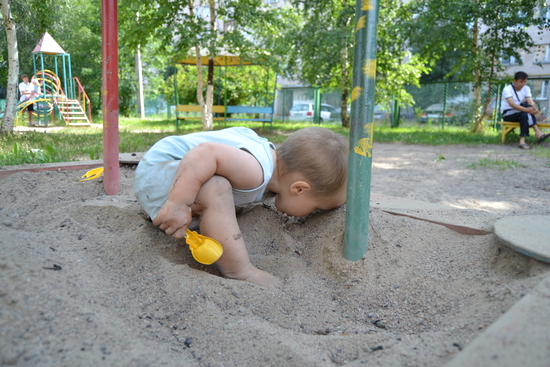 Ребенок ест песок, мел и землю - что делать