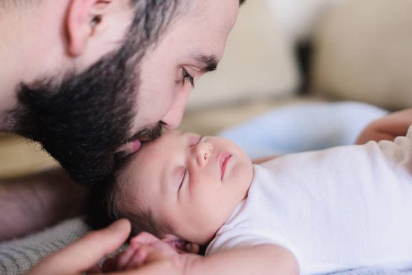 Как установить контакт отца и новорожденного