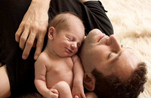 Как установить контакт отца и новорожденного