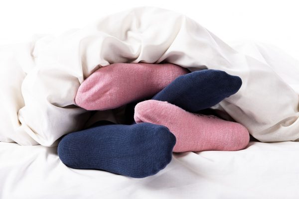 5 причин, почему спать надо в носках, даже летом