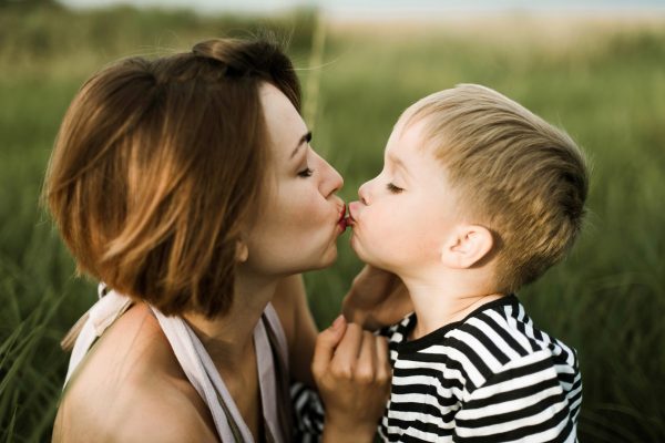 Можно ли детей целовать в губы - что говорят психологи, врачи и педагоги