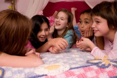 С какого возраста и при каких условиях своему ребенку можно разрешать ночевки у друзей