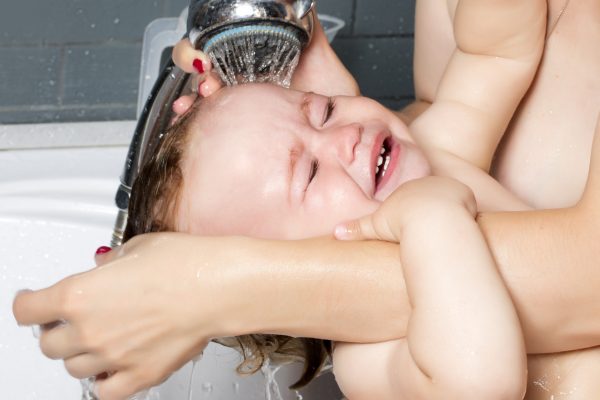 Ребенок не хочет мыть голову под душем