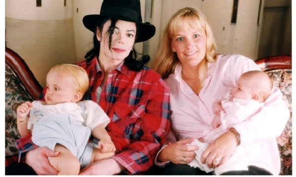Майкл Джексон с супругой Дебби Роу и детьми