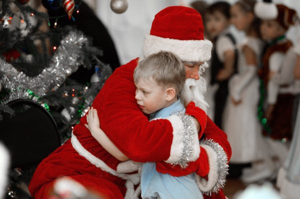Дед Мороз обнимает мальчика