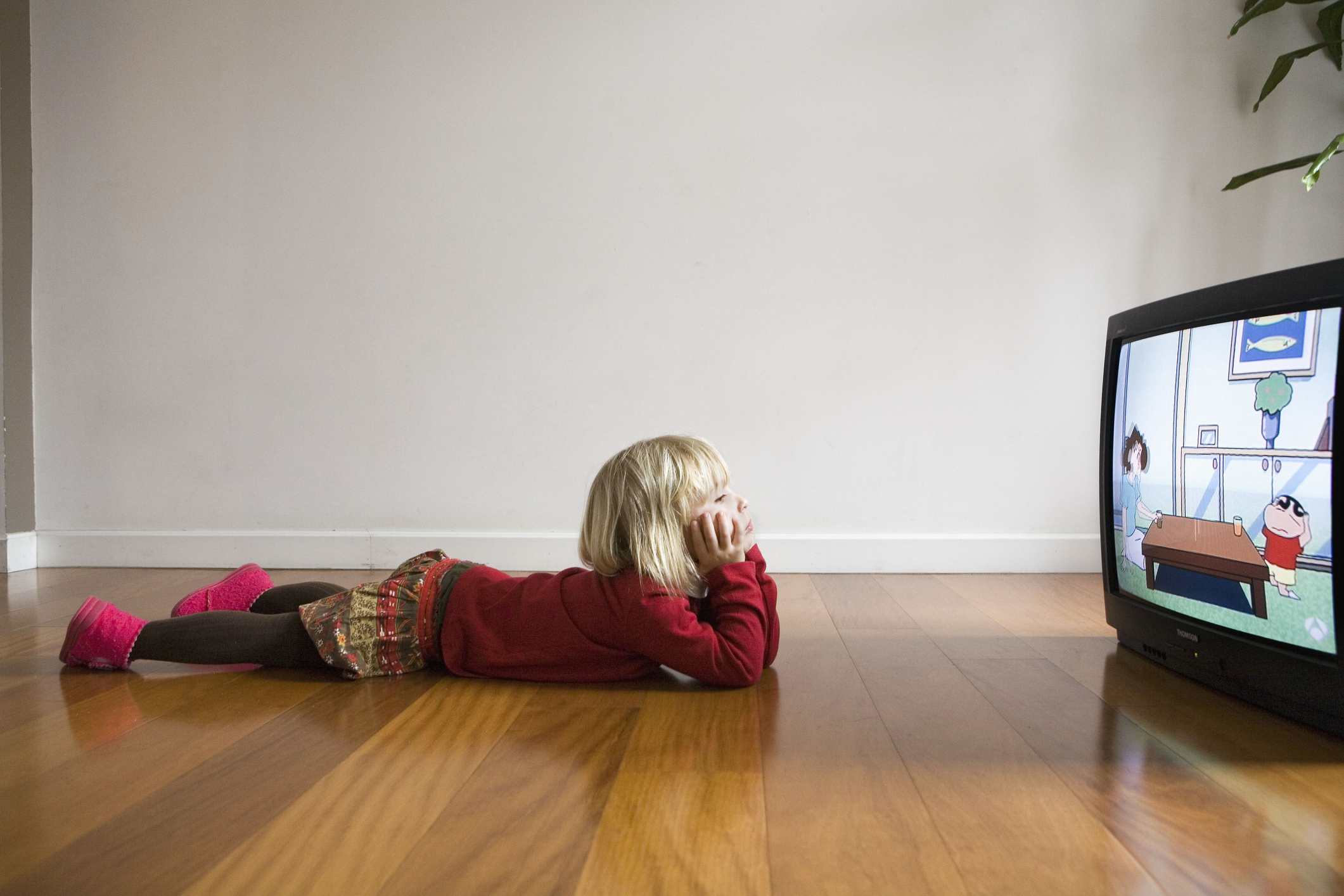 Дети смотрят на экран. Телевизор для детей. Детство перед телевизором. Девочка телевизор. Малыш и телевизор.
