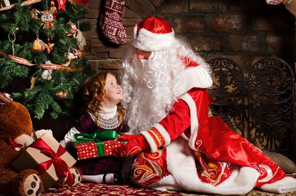 Дед Мороз поздравляет девочку