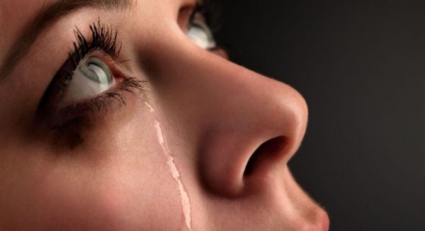 Женщина плачет