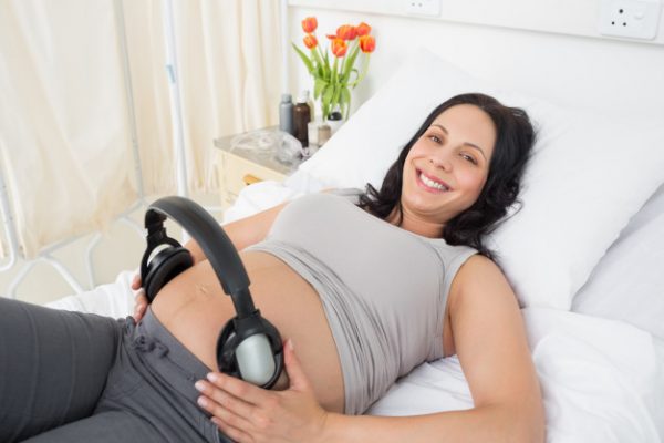 Беременная слушает музыку