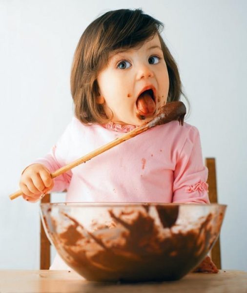 Малышка ест шоколад