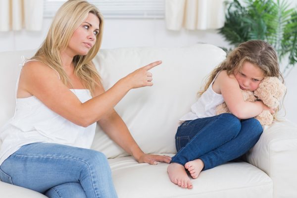 Мать предупреждает дочь о наказании