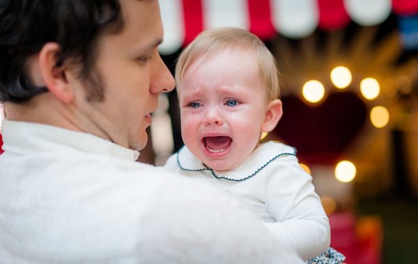 Малыш плачет на руках у папы