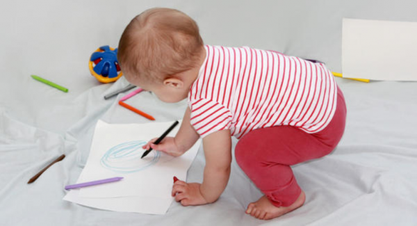 Ребенок рисует