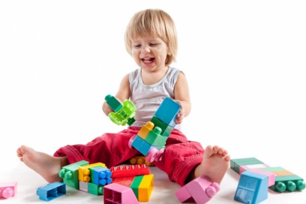 Ребенок играет в Лего