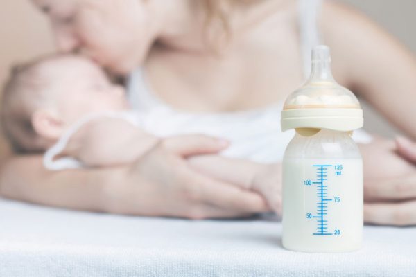 Мама с малышом и молочная смесь