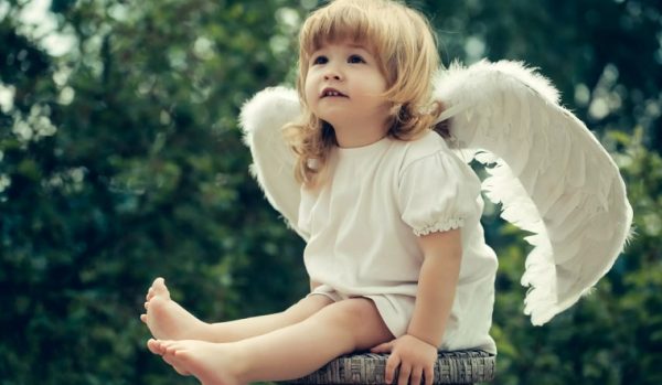 Девочка-ангел с крыльями