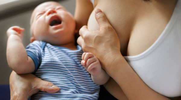 ребенок капризничает возле маминой груди 