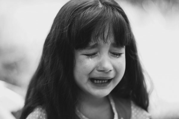Девочка плачет