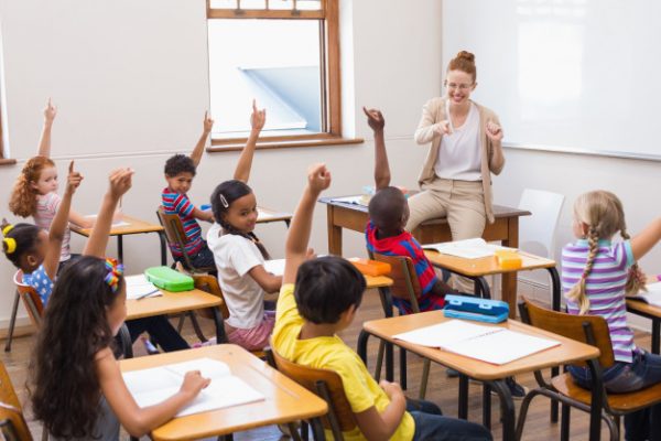 Дети поднимают руку на уроке