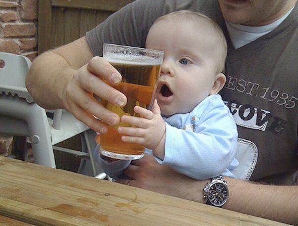 Ребенок тянется к пиву