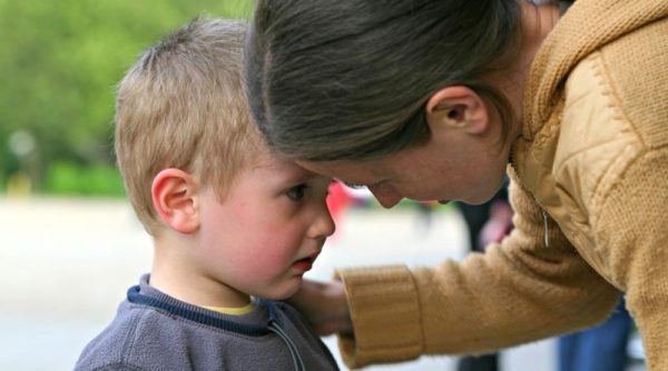 Ребенок плачет перед школой