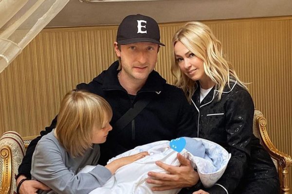 Саша Плющенко с родителями и новорожденным братом Арсением