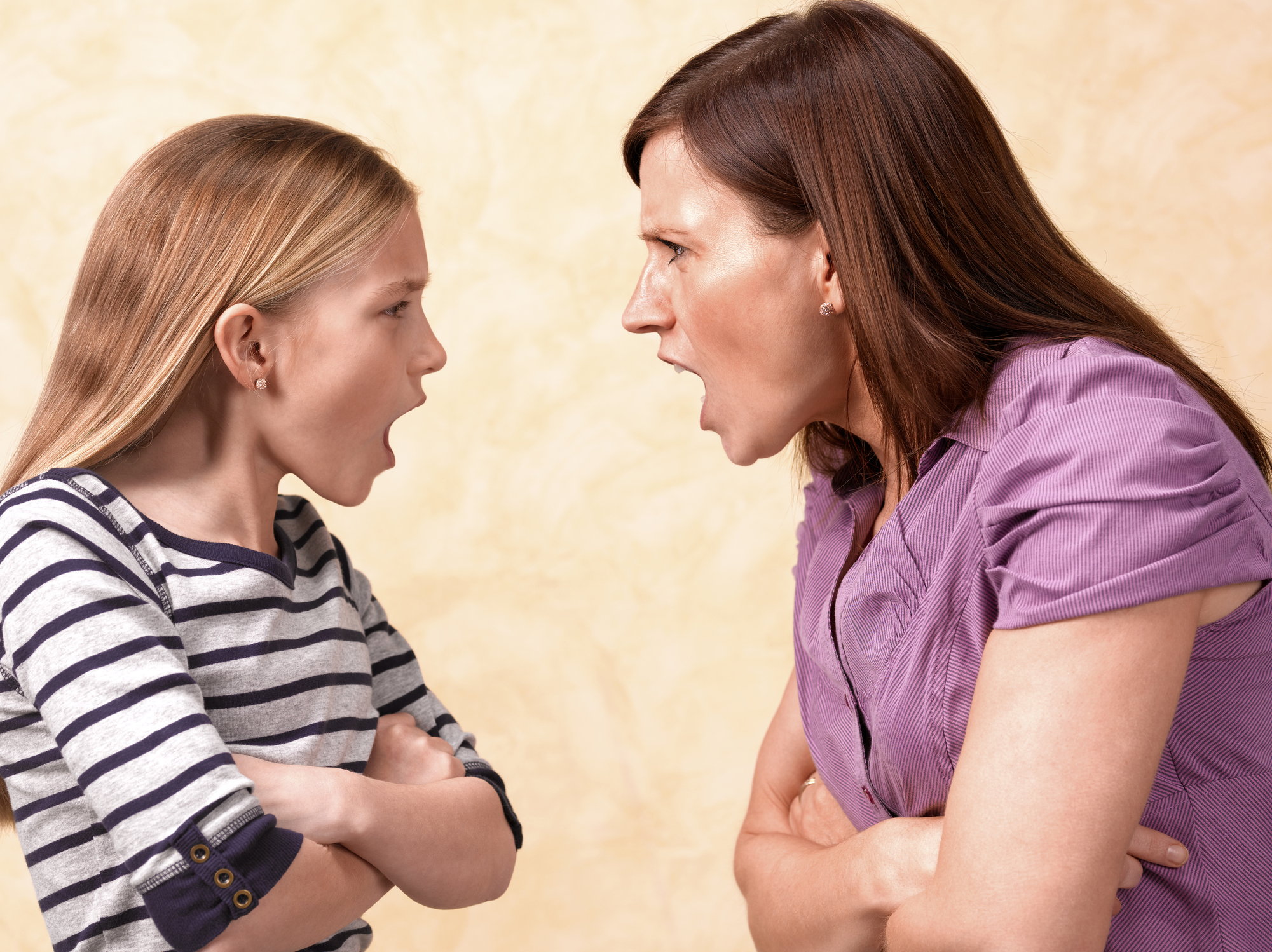 Несогласие родителей. Конфликт между родителями и детьми. Ссора с родителями. Ссора с мамой. Ссора между родителями и детьми.