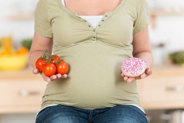 беременная с едой