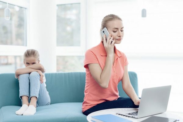 Мама игнорирует ребенка и общается по телефону