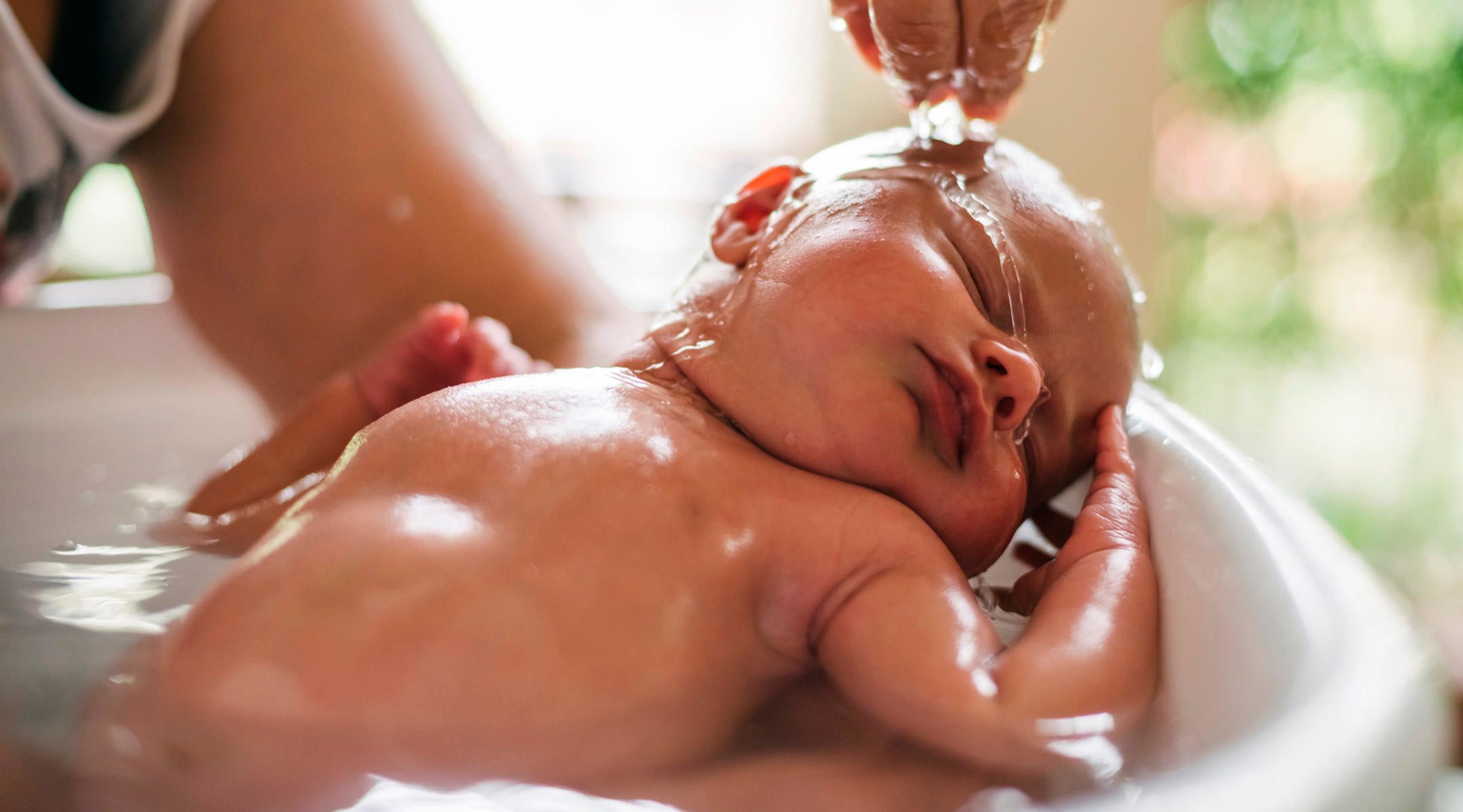 Купание ребенка днем. Первое купание новорожденного. Купание грудничка. Лечебные ванны новорожденного.