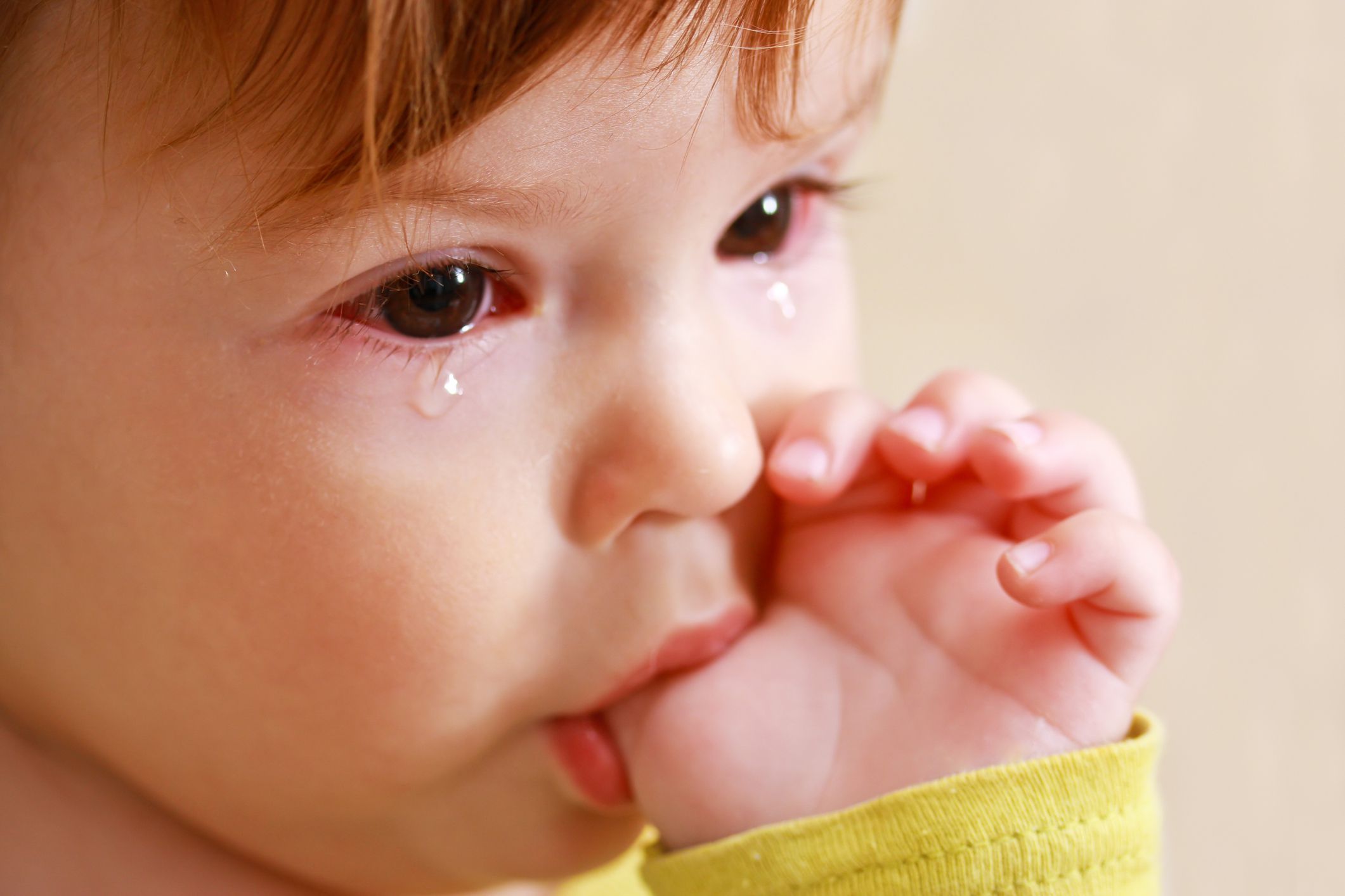 Сосание девочки. Ребенок плачет. Плачущий ребенок. Сосание пальца у детей. Детские слезы.