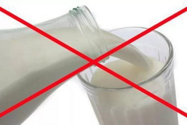 Молоко переливают в стакан